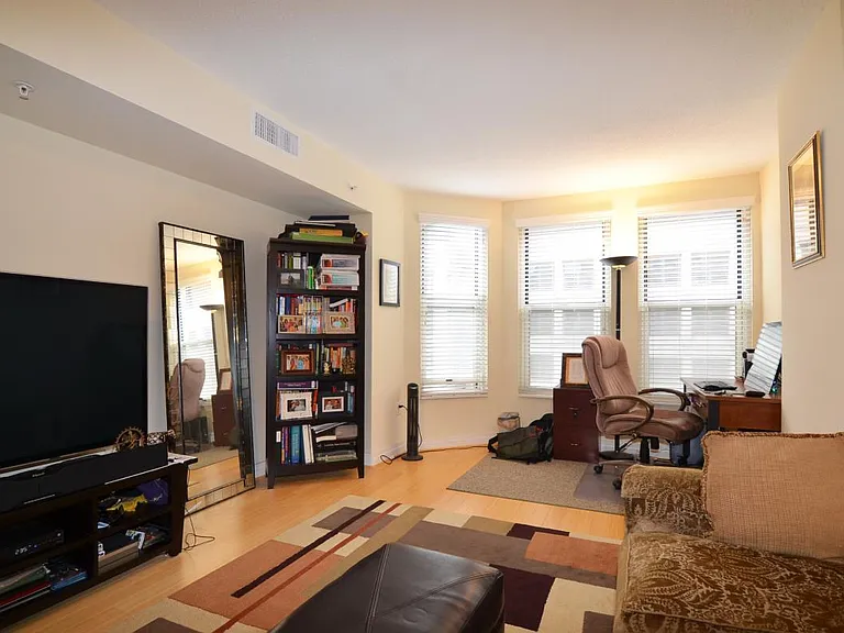 915 E St NW #912 — Photo 1