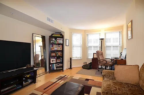 915 E St NW Photo 1
