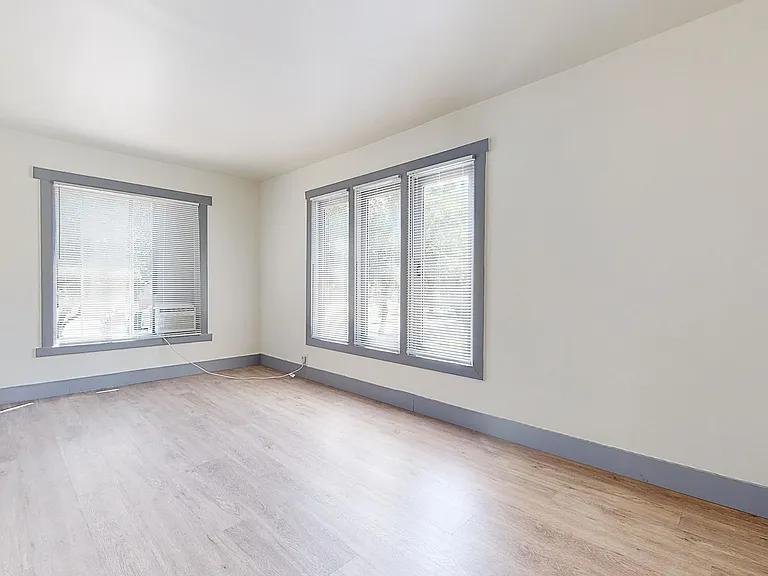 1127 Bell St — Photo 8
