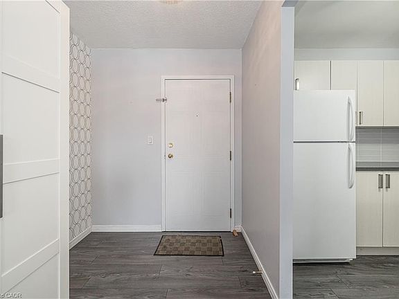 5th image of 18 Holborn Ct #211