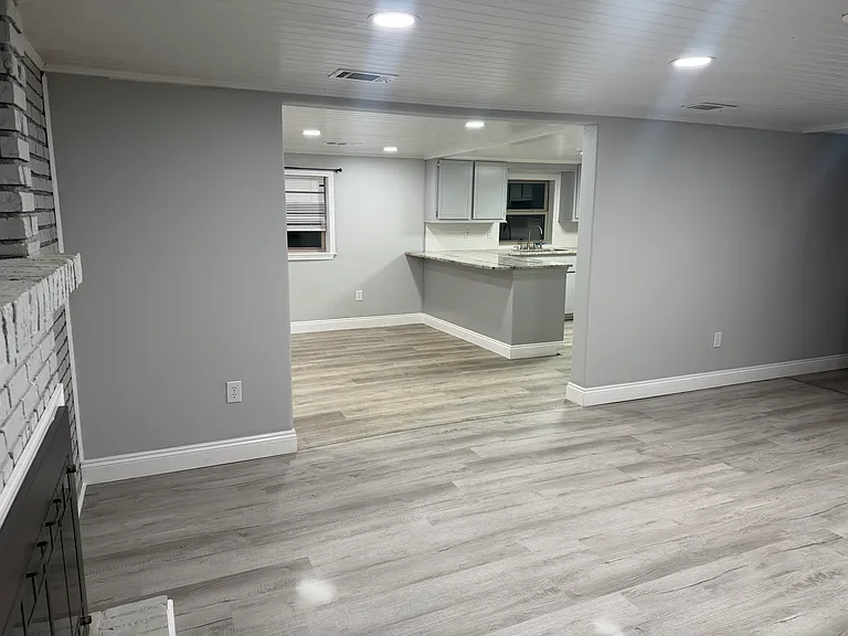 622 Ayer St — Photo 6
