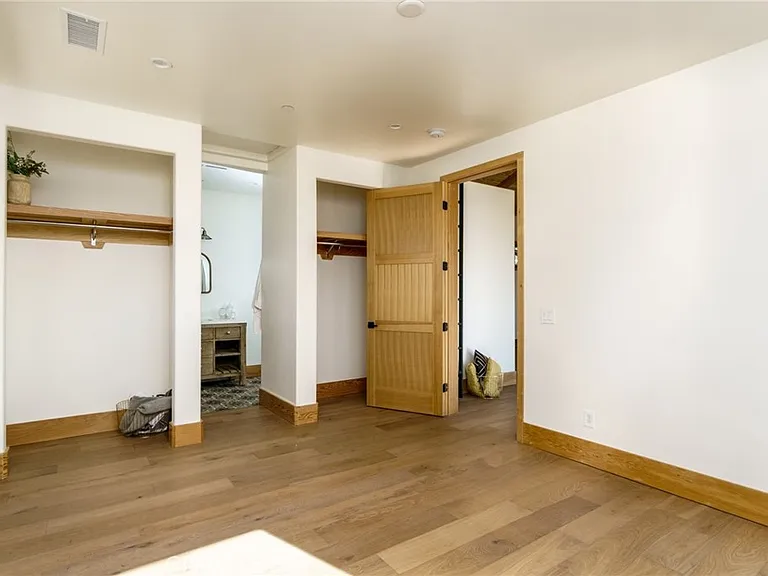 37219 Quarter Valley Rd — Photo 17