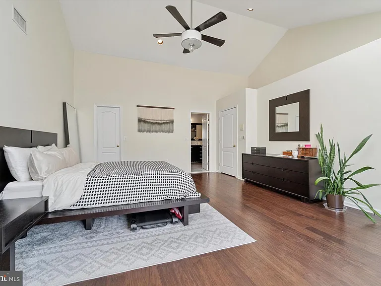 212 S 24th St #24-2416B — Photo 7