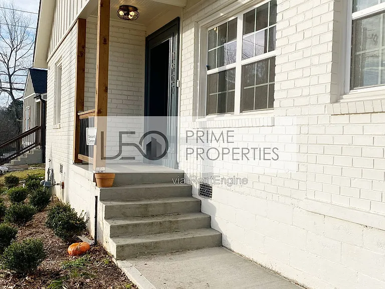 1927 S Gordon St SW — Photo 2