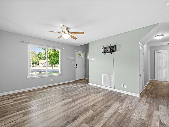 3rd image of 573 Kathryn Ct