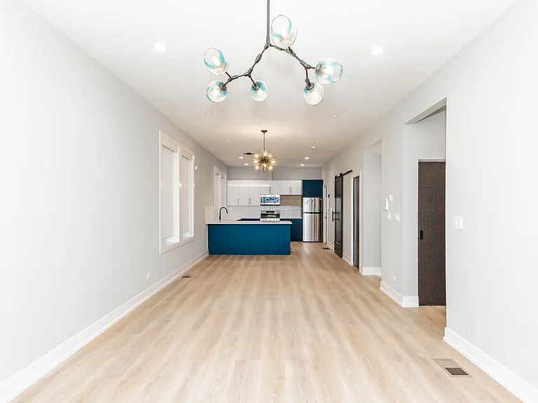 716 S Laflin St #1F — Photo 4
