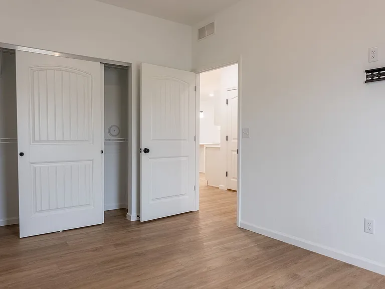 58 Nassau Dr — Photo 13
