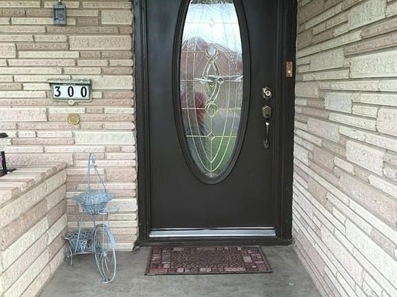 4th image of 300 Oakwood Dr