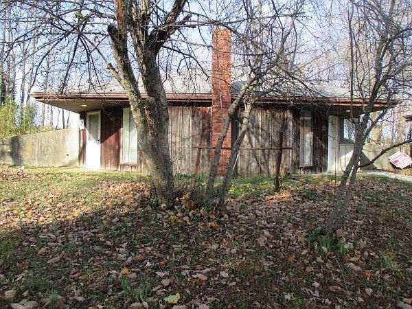1st image of 102 E Oak Dr