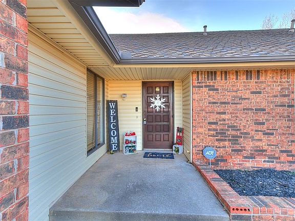 3rd image of 2616 Silvertree Dr