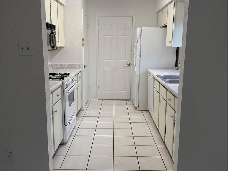 5601 Porsche Ln — Photo 38