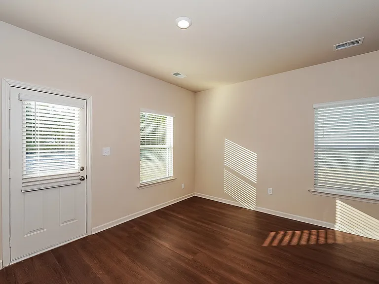 530 Clover Cir — Photo 6