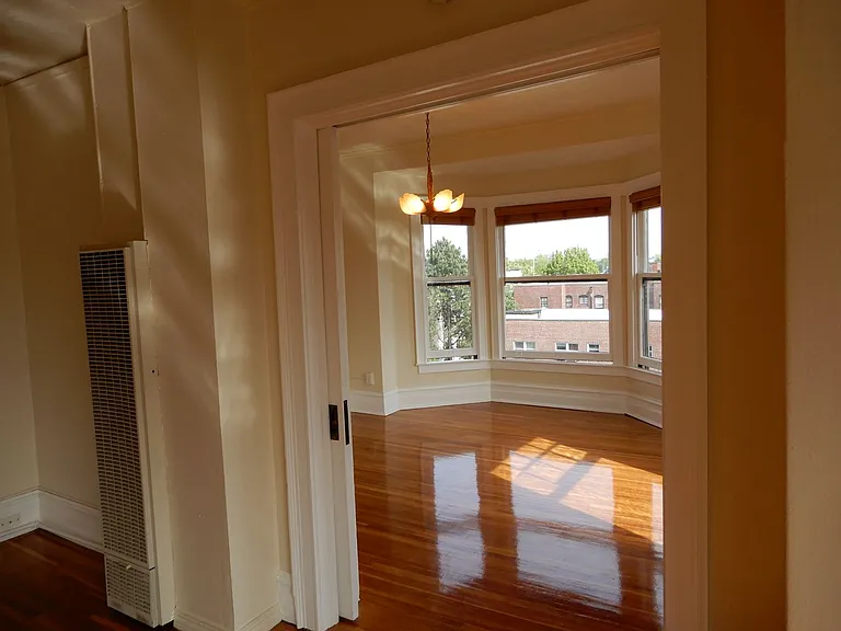 Lucretia Court Apartments — Photo 8