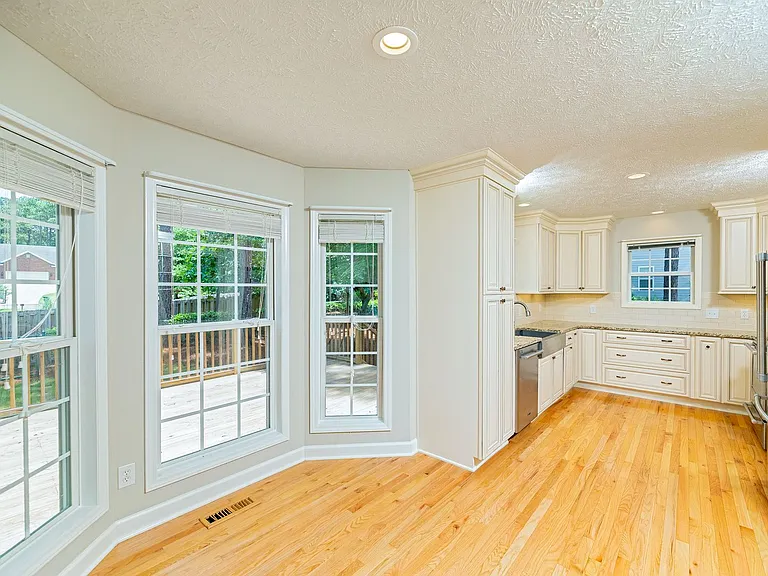 10 Hampshire Ln — Photo 16