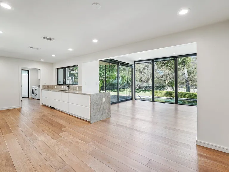 3927 Balcones Dr — Photo 24