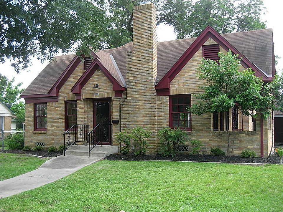 1st image of 704 Sue St