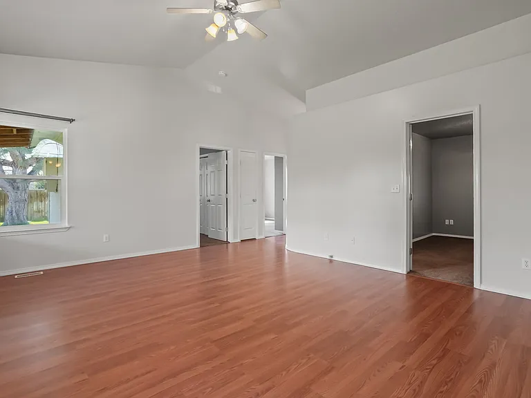 979 Peregrine Dr — Photo 10