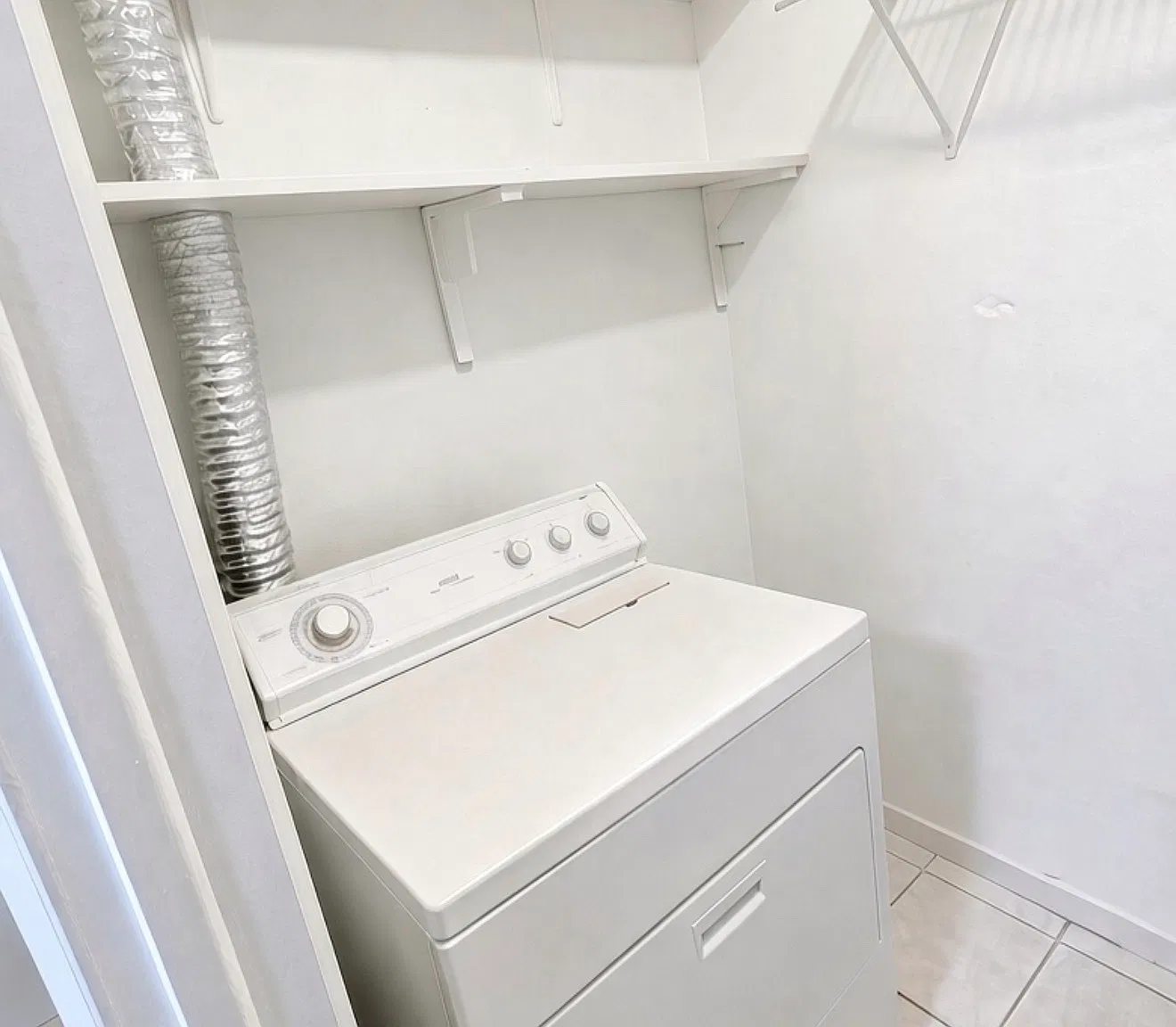 3 bed, 952 sqft, $2,300 — Photo 3