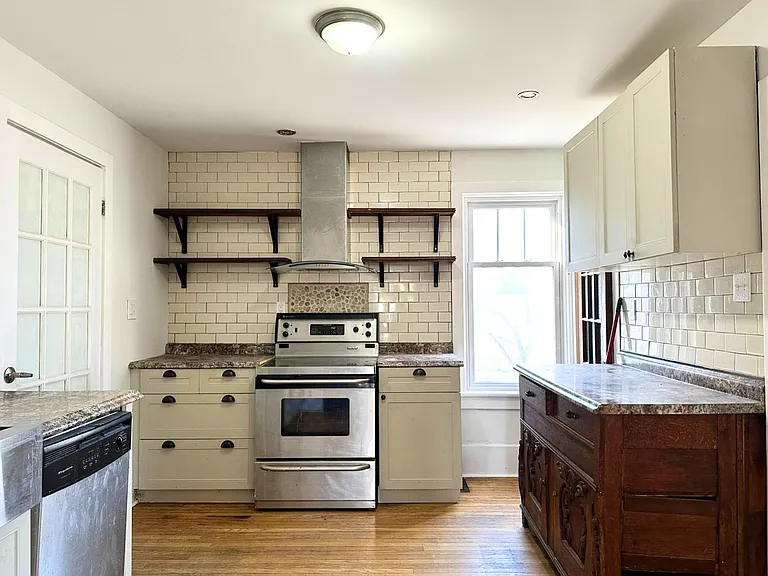 387 William St — Photo 3