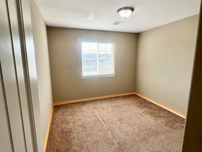 604 Harland Dr — Photo 15