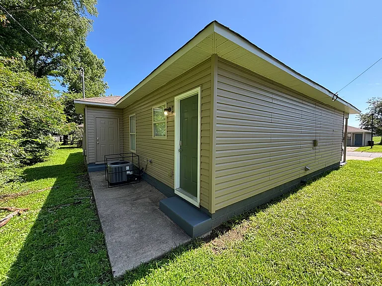 915 Ruth Ann Dr — Photo 2