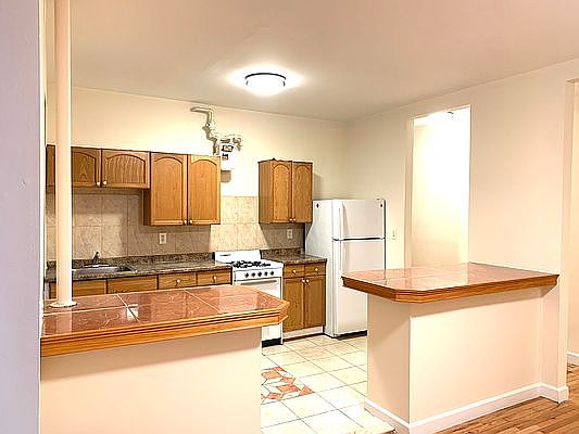1st image of 561 Lenox Ave #14