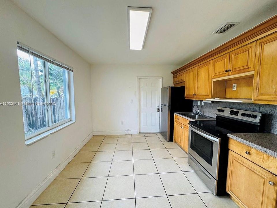 2nd image of 2540 NE 181st St