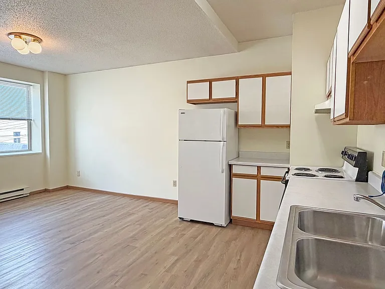 6 North Main Street - Downtown apartments on second floor above commercial spaces. — Photo 9