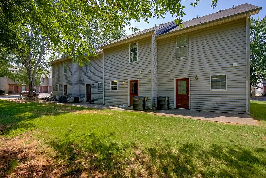 Collins Pointe — Photo 4
