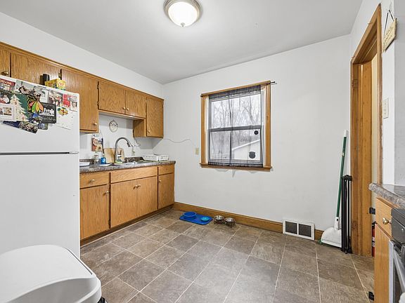 5th image of 1532 Westminster St