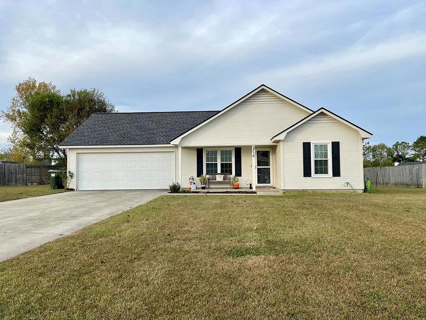 Spacious 3BR/2BA Home with Split-Bedroom Layout & 2-Car Garage — Photo 1