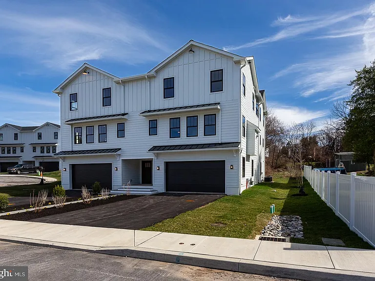 981 Henry Ave — Photo 1