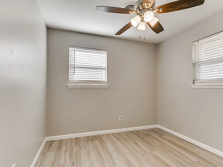 202 Thompson Dr — Photo 15
