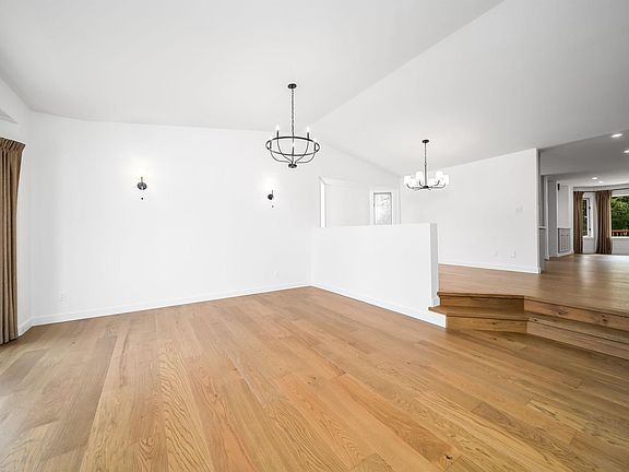 4th image of 12 Invermere Pl