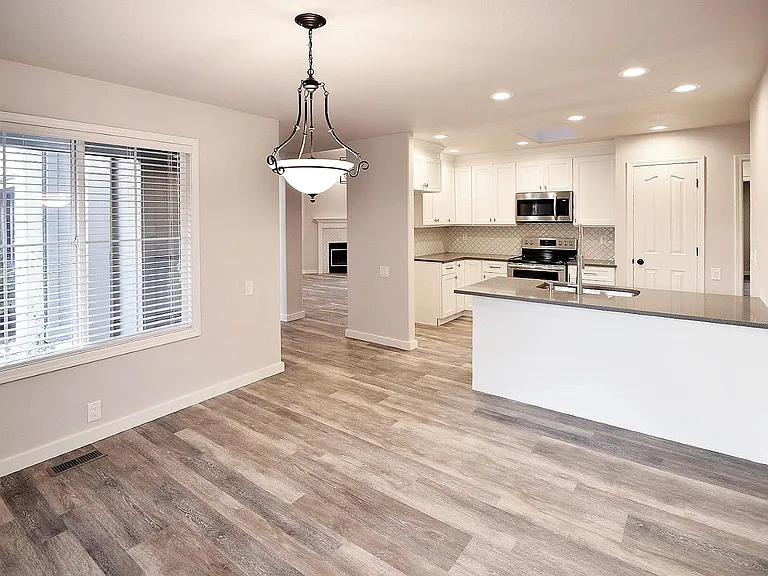 2340 N Warwick Ave — Photo 6