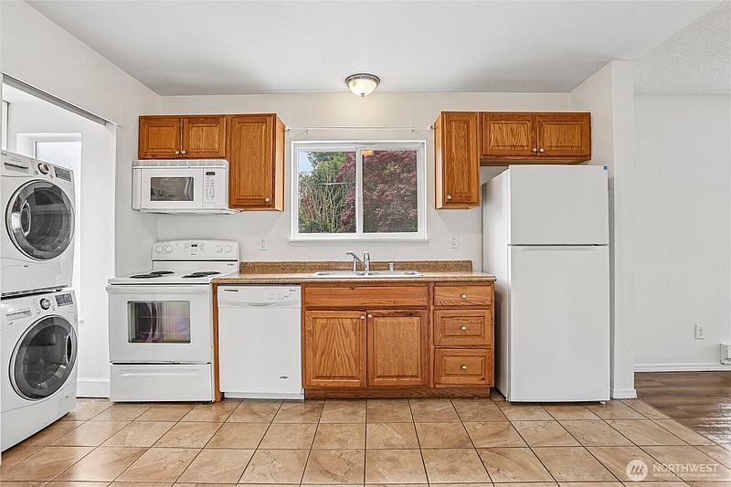 5th image of 601 W Hazel Street