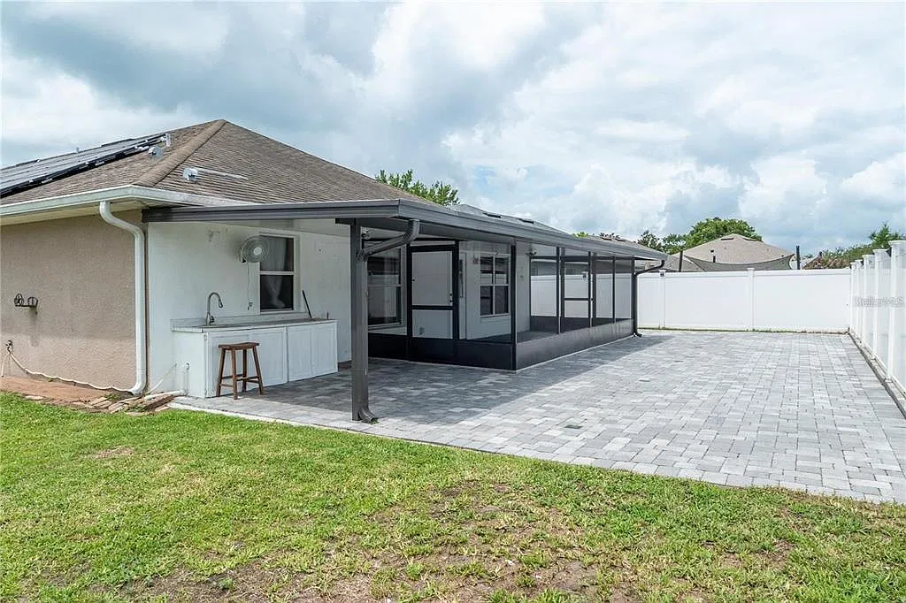 4 bed, 2.0 bath, 2026 sqft, $2,600 — Photo 4