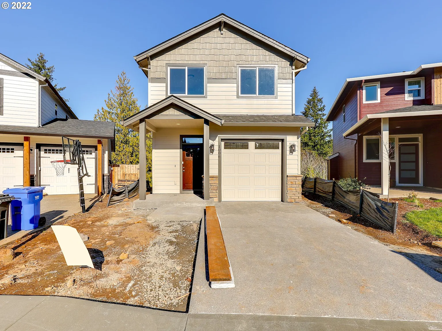 1006 NE Regan Hill Loop photo 1