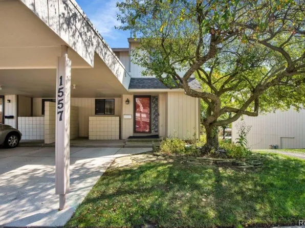 1557 Charter Oak Dr, Rochester Hills, MI 48309