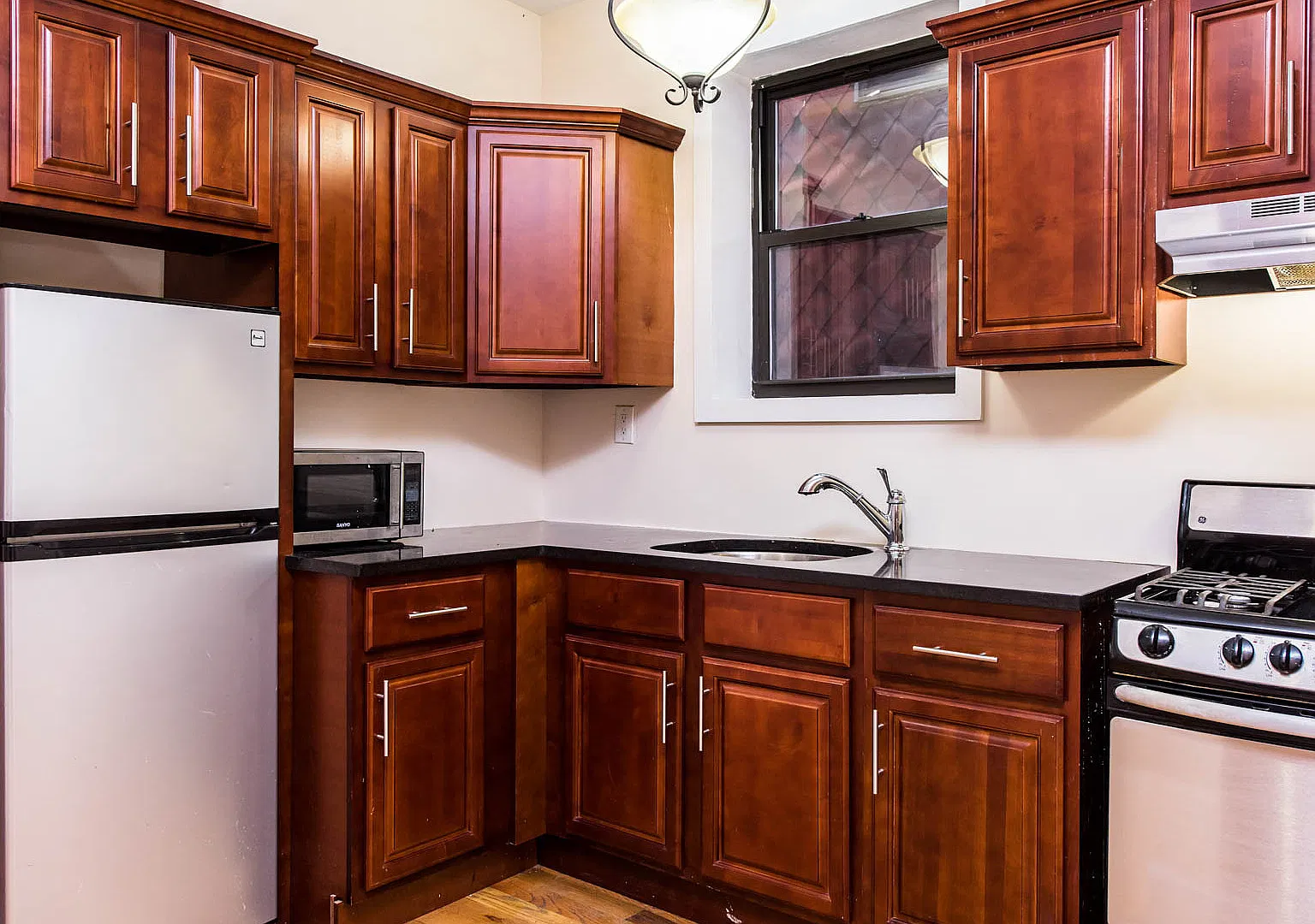 206 Scholes Street — Photo 1