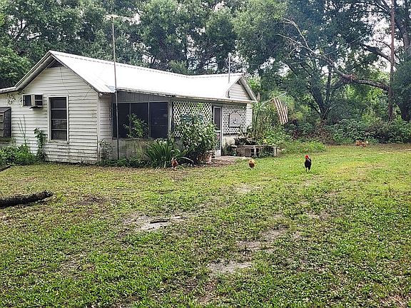 Has enclosed back porch w/ut