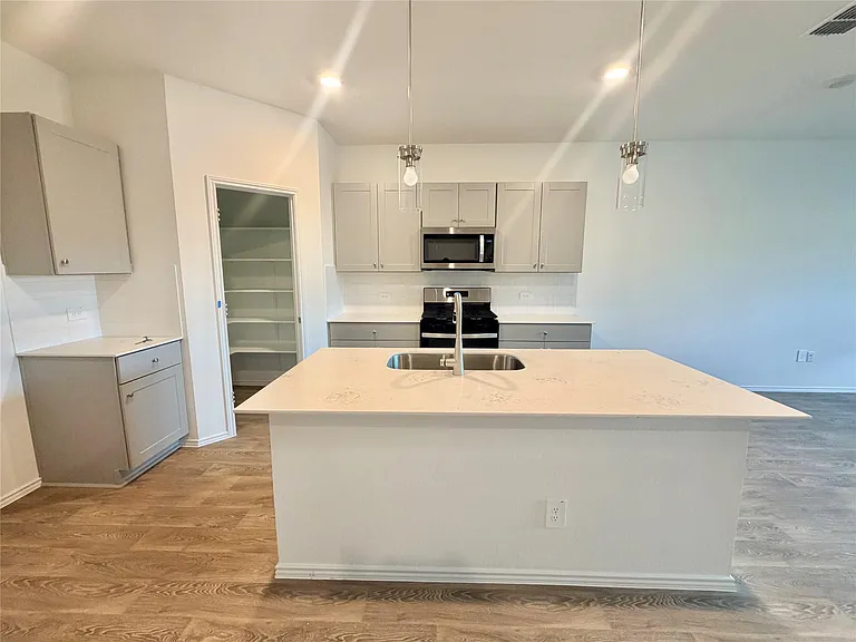 214 Balmorehea St — Photo 9