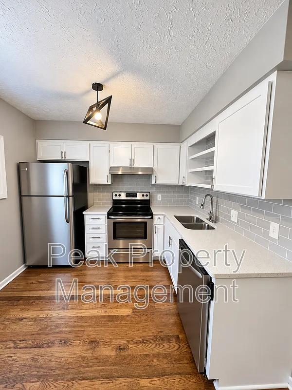 2 bed, 1.5 bath, 976 sqft, $1,775 — Photo 2