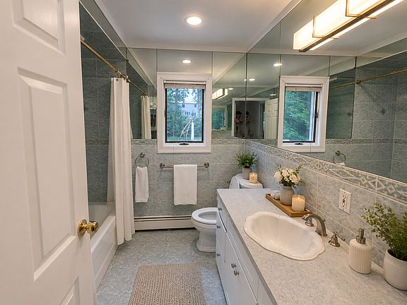 3rd image of 208 W 22nd St