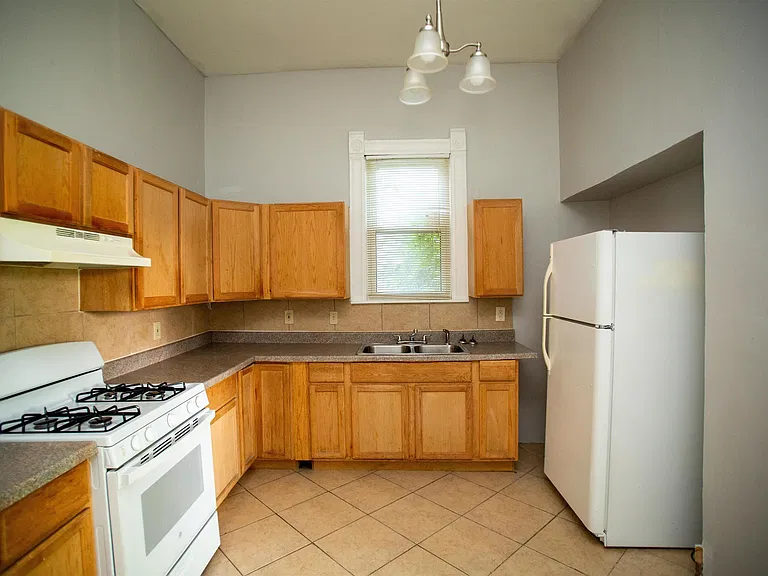 313 W 23rd St — Photo 5