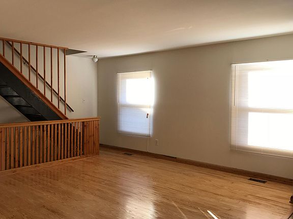 3rd image of 19 Woodenbridge Ct