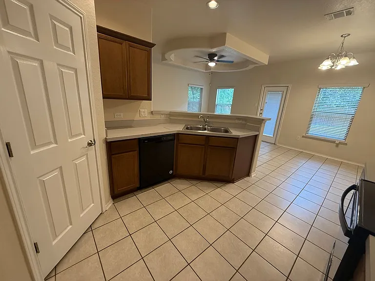 1427 Denver Blvd — Photo 9