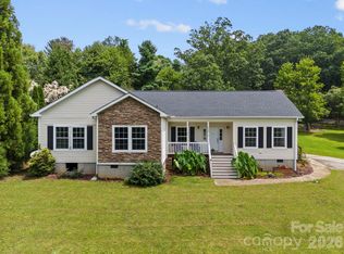 97 Meadowview Dr, Saluda, NC 28773