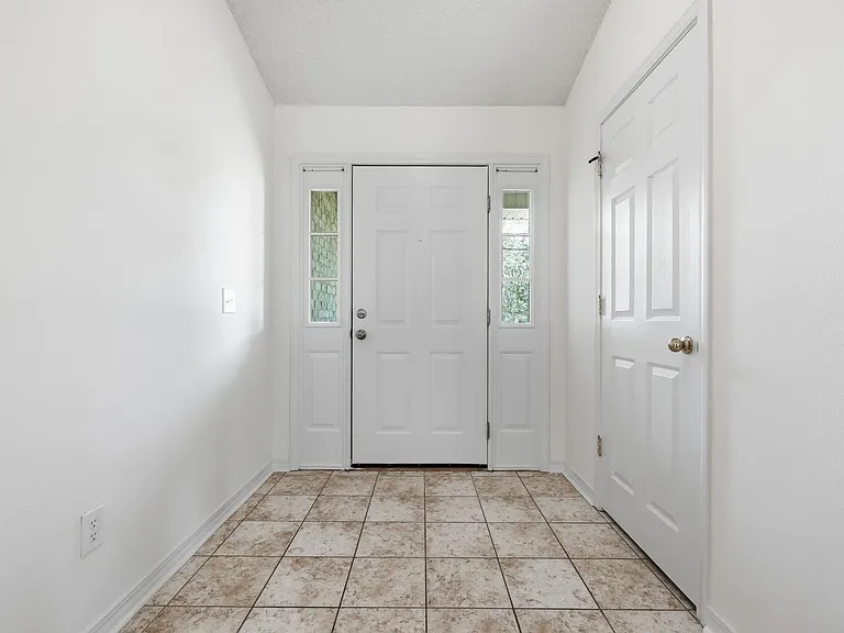 2030 Hawthorne Dr — Photo 3