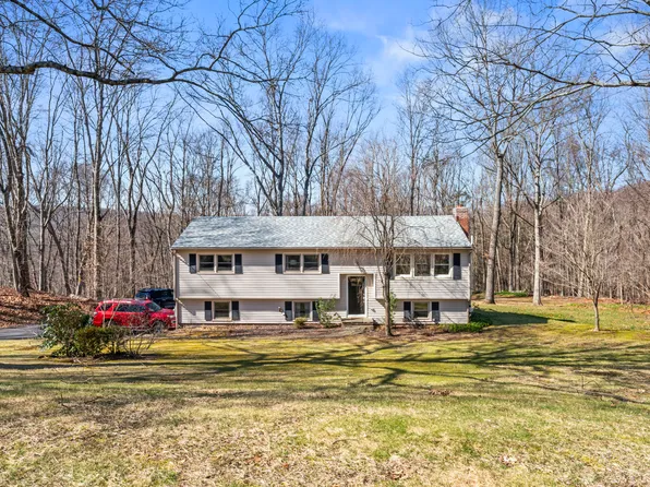 14 Deerfield Drive, Newtown, CT 06482